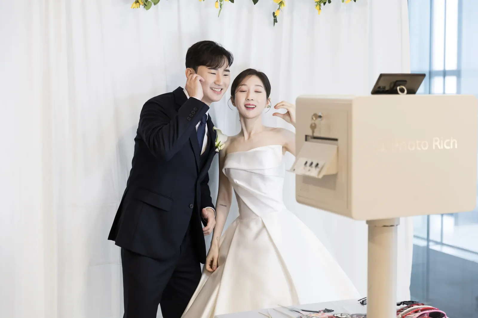 서울 서초구 삼성 서초사옥 웨딩스냅촬영, 포토부스 앞에서 장난스럽게 포즈를 취한 신랑신부