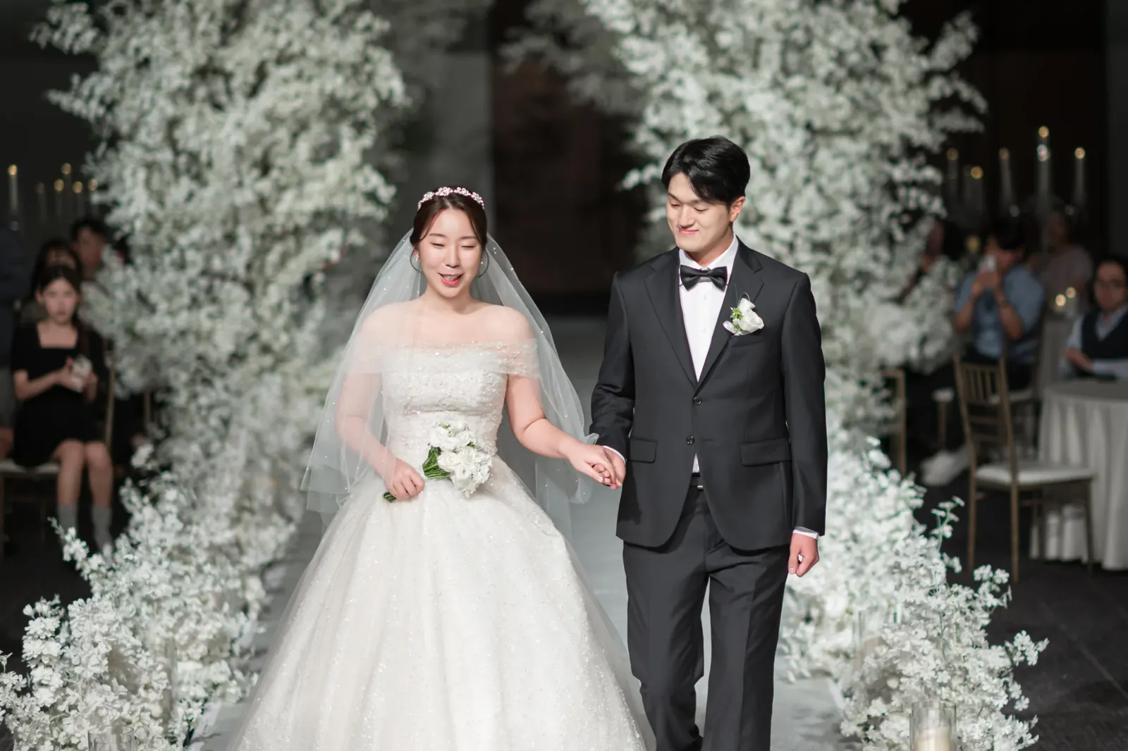 서울 서초구 삼성 서초사옥 웨딩스냅촬영, 꽃길을 함께 걷는 신랑신부