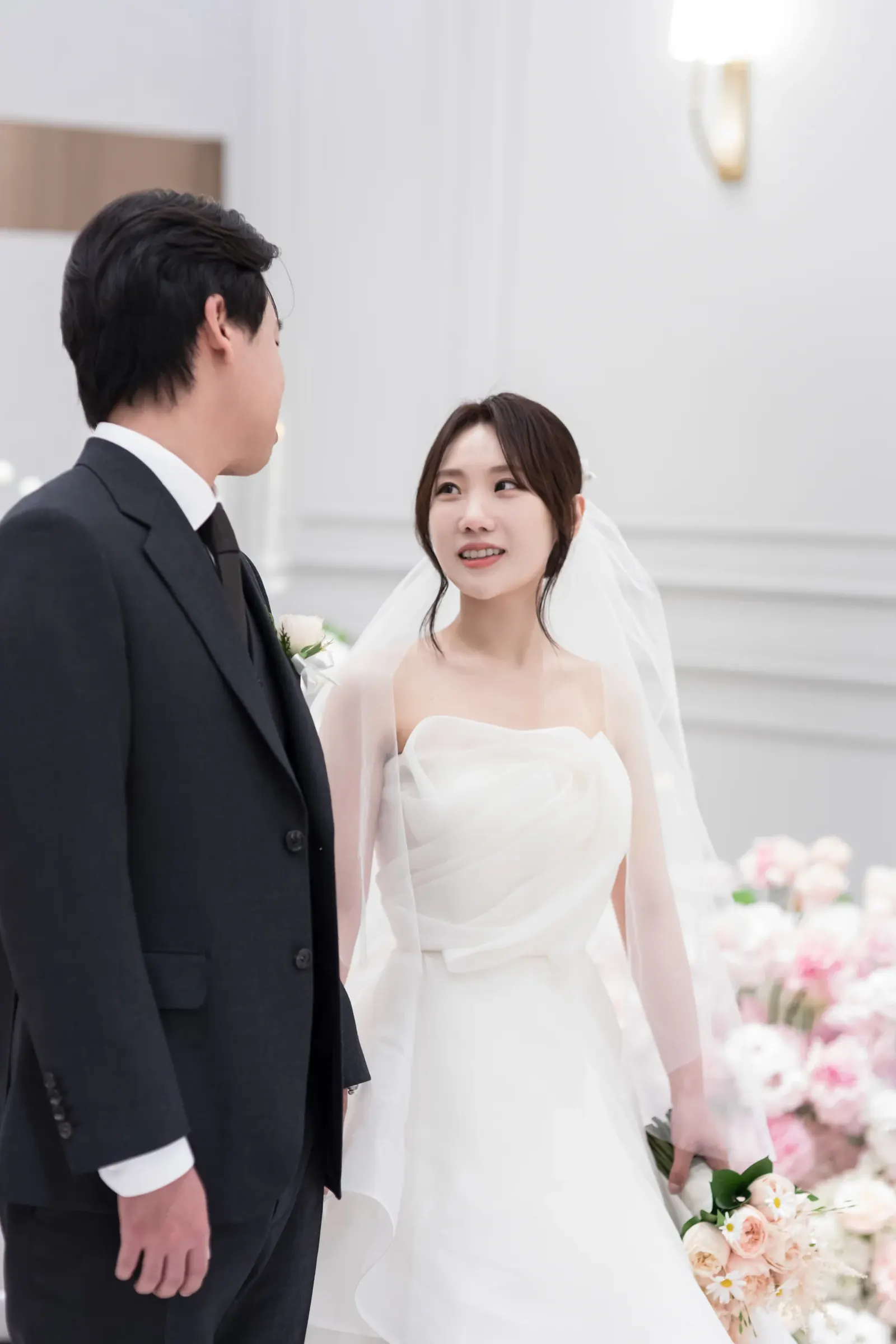 서울 서초구 더리버사이드호텔 웨딩스냅촬영, 마주 보며 웃는 신랑신부