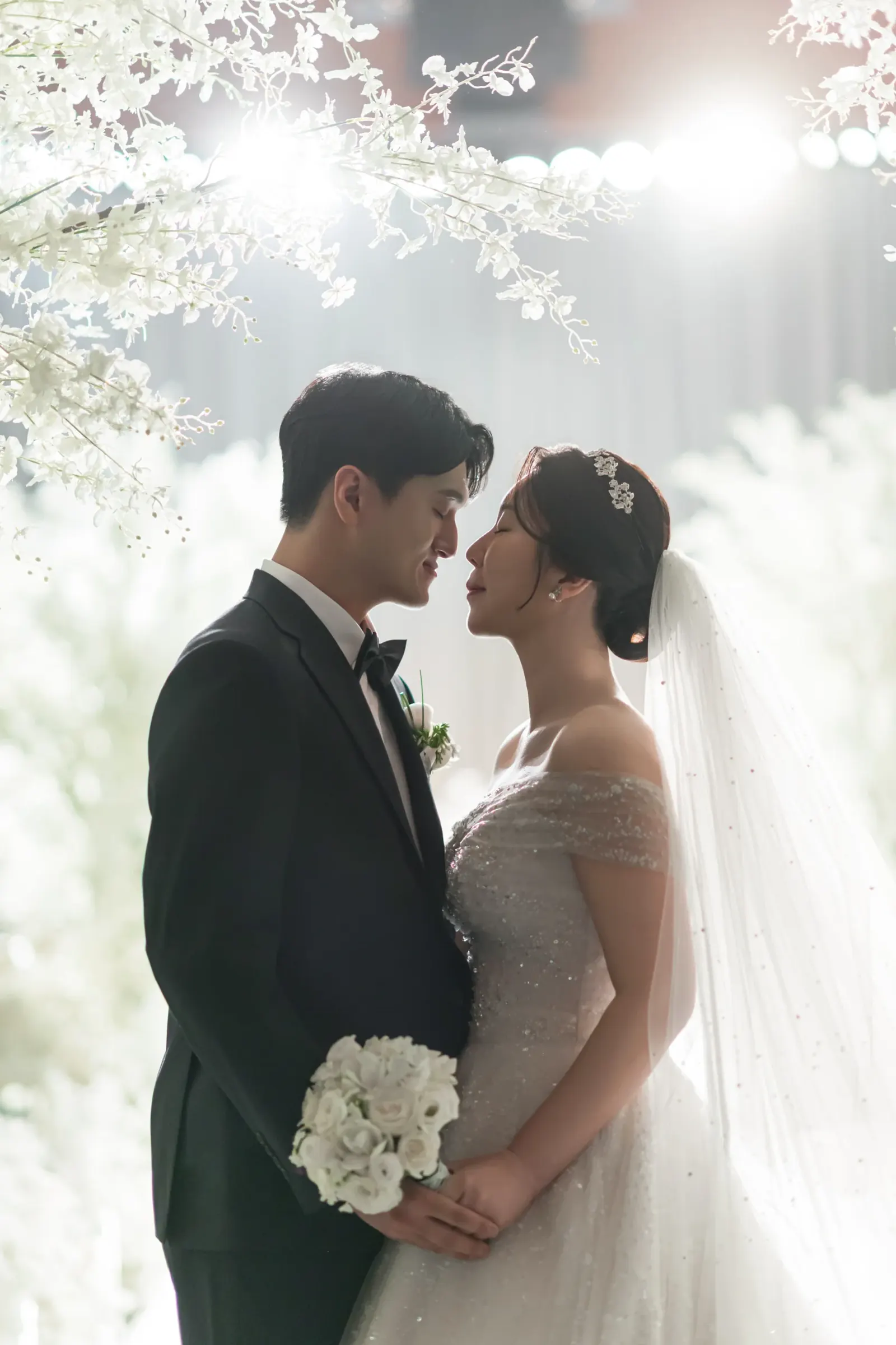 서울 서초구 삼성 서초사옥 웨딩스냅촬영, 마주 선 신랑신부 클로즈업