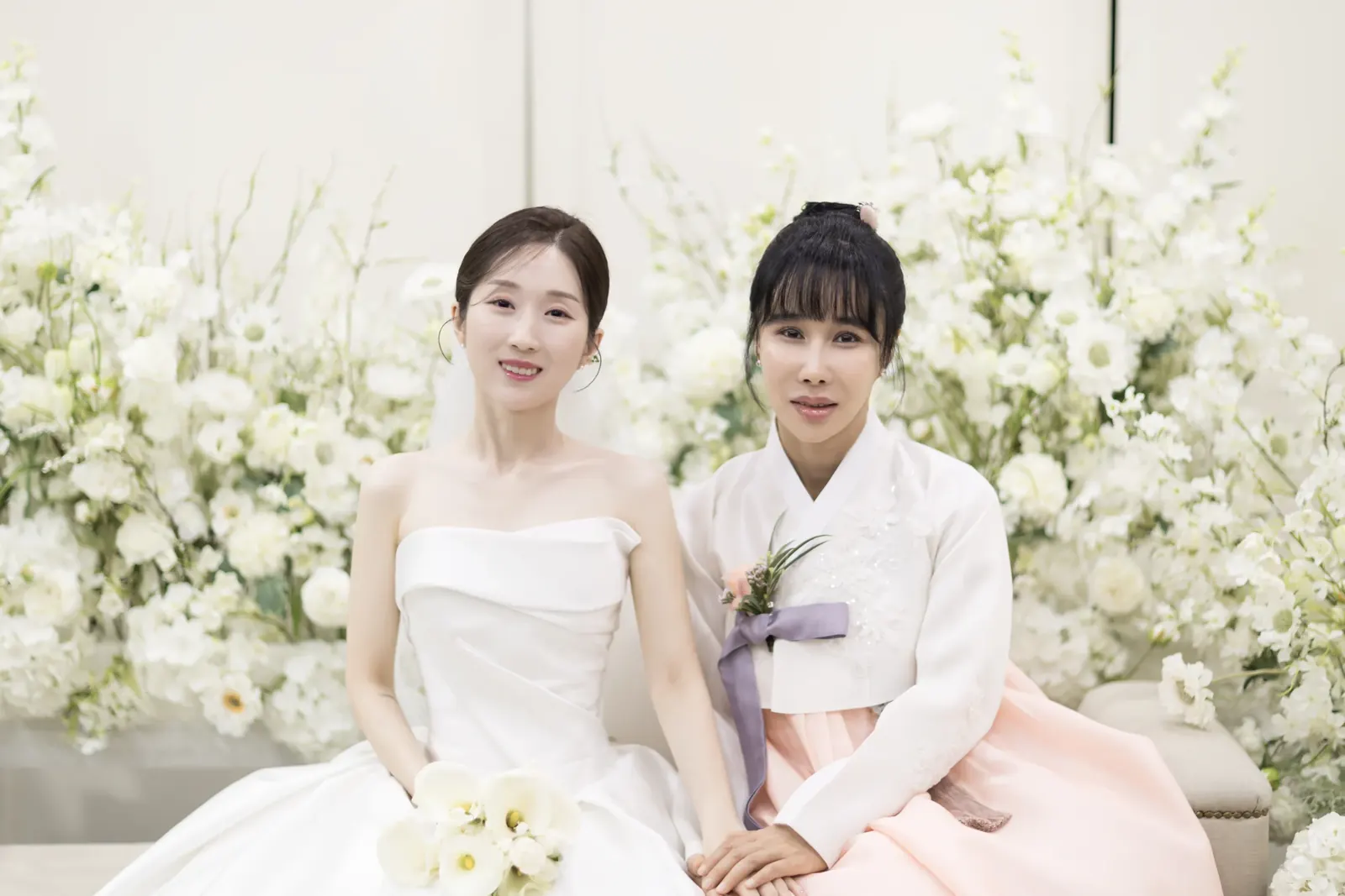 서울 서초구 삼성 서초사옥 웨딩스냅촬영, 신부대기실에서 어머니와 함께한 신부