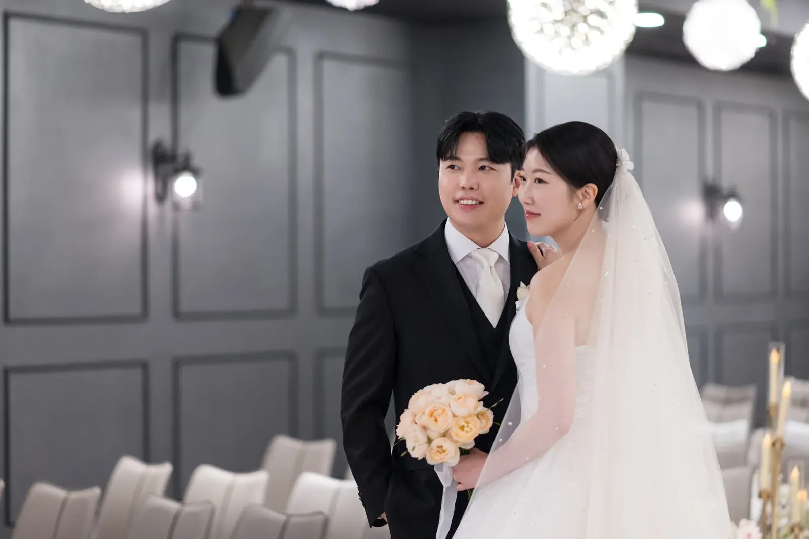 서울 서초구 양재 브라이드밸리 웨딩스냅촬영, 행진 후 웃는 신랑신부
