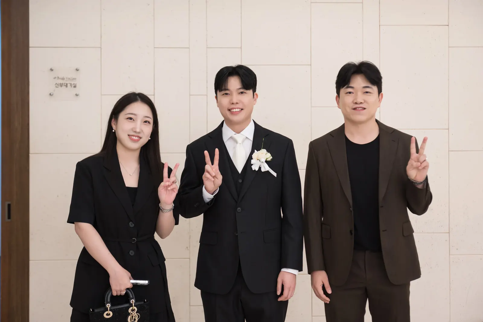 서울 서초구 양재 브라이드밸리 웨딩스냅촬영, 하객맞이 중 친구들과 브이 포즈를 한 신랑