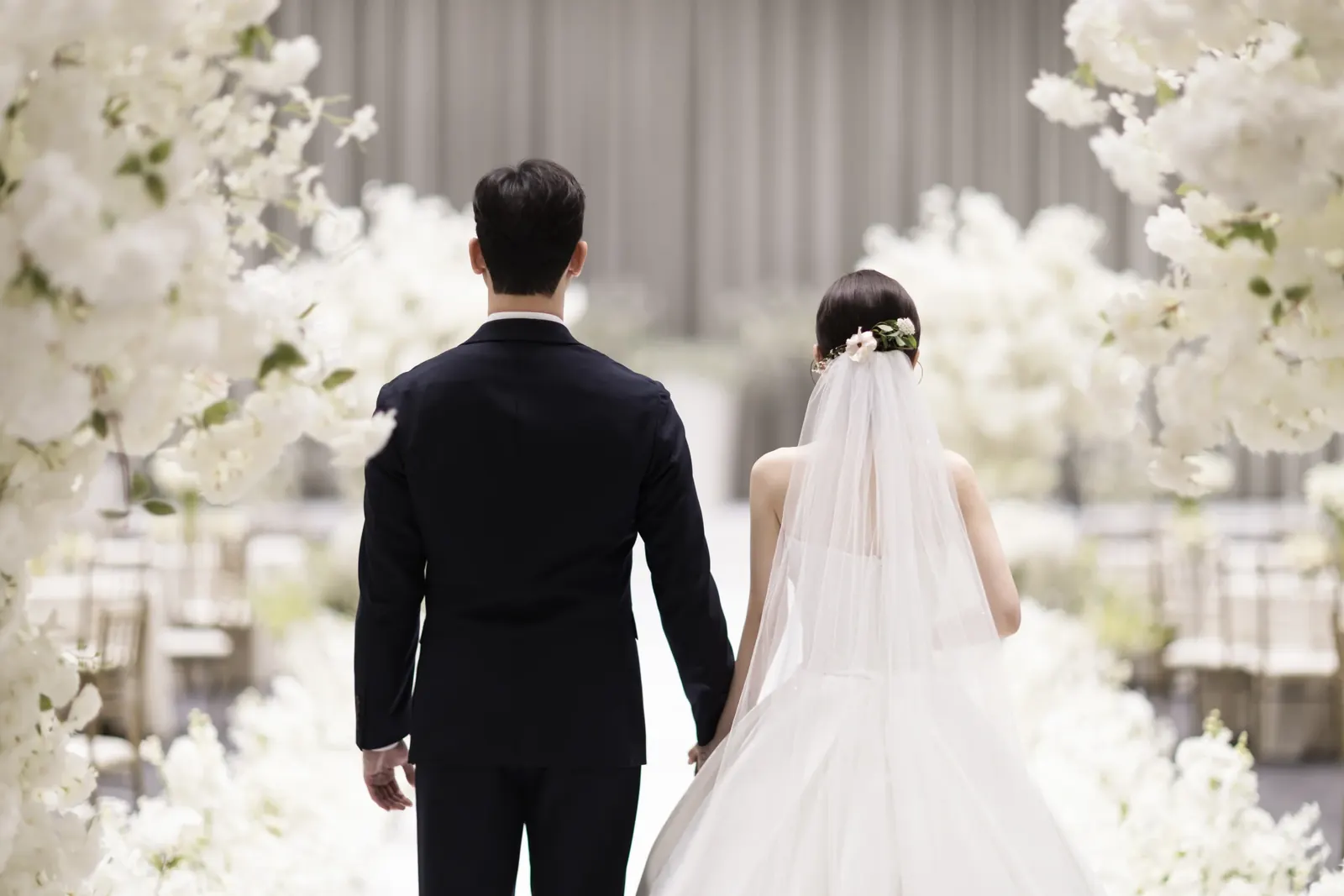 서울 서초구 삼성 서초사옥 웨딩스냅촬영, 단상 앞에 선 신랑신부 뒷모습