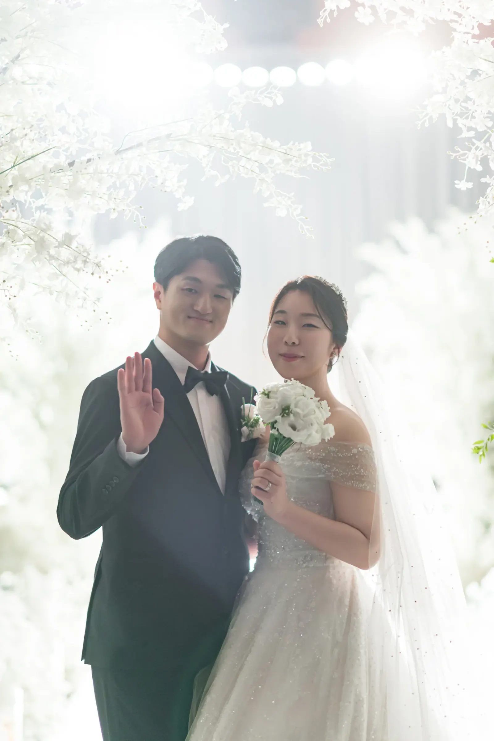 서울 서초구 삼성 서초사옥 웨딩스냅촬영, 손 흔드는 신랑신부