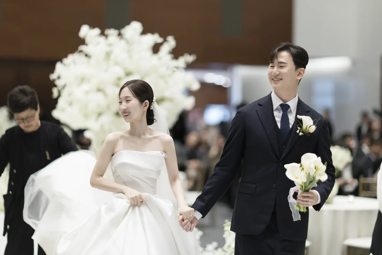 서울 서초구 삼성 서초사옥 웨딩스냅촬영, 행진하며 웃는 신랑신부