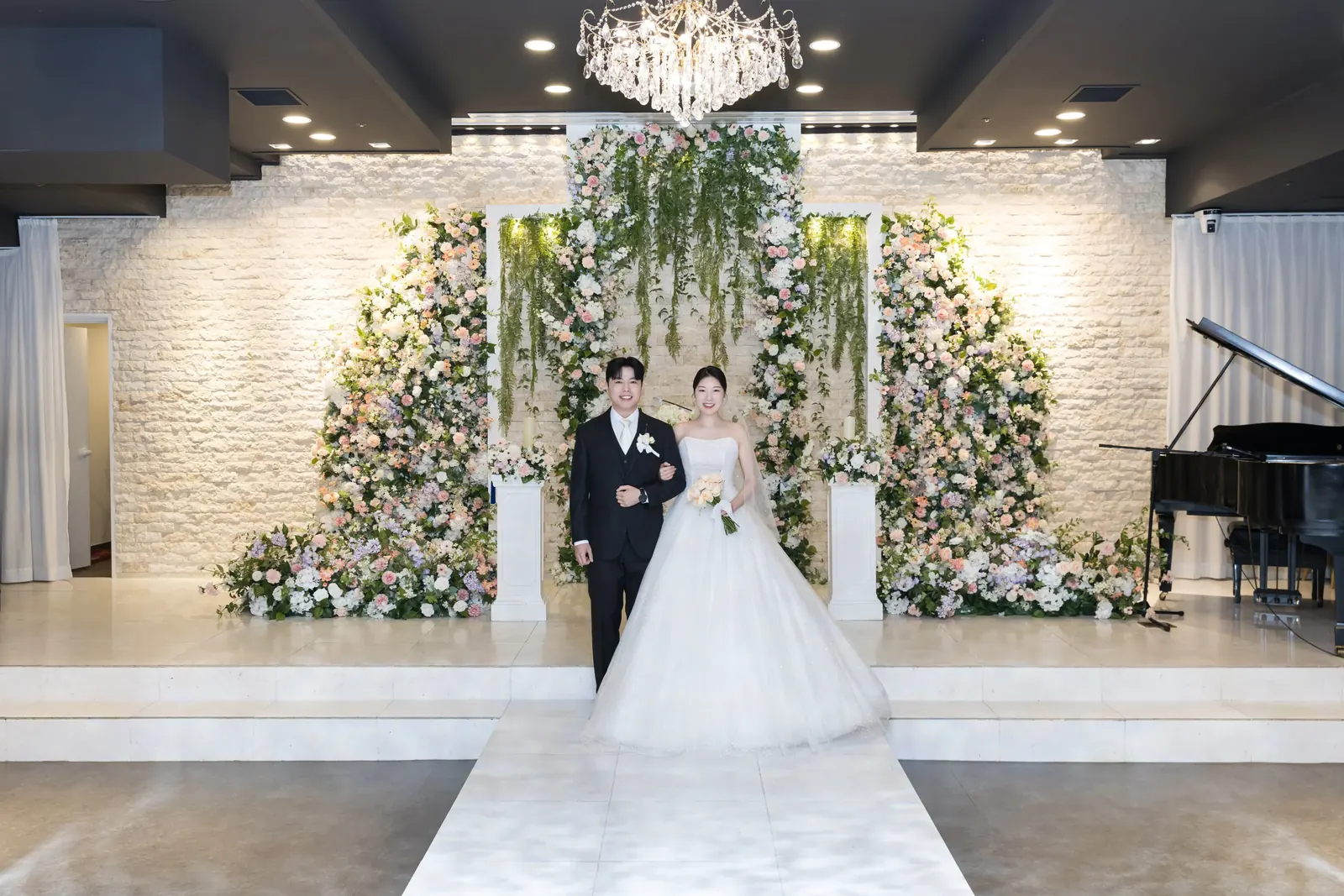 서울 서초구 양재 브라이드밸리 웨딩스냅촬영, 꽃 단상 앞 신랑신부 원판