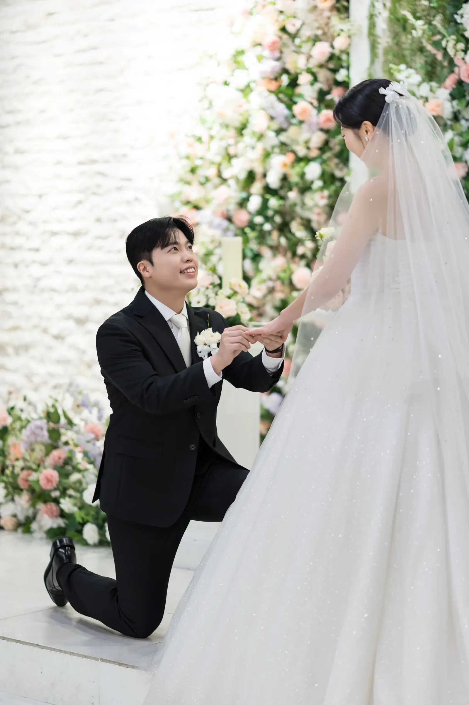 서울 서초구 양재 브라이드밸리 웨딩스냅촬영, 무릎 꿇고 부케를 건네는 신랑