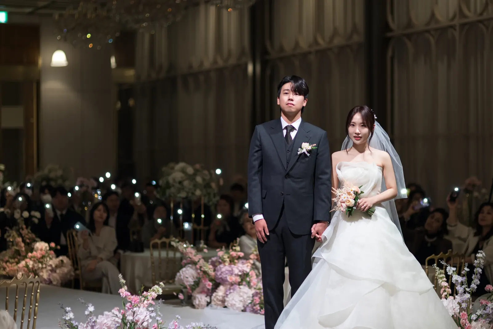 서울 서초구 더리버사이드호텔 웨딩스냅촬영, 조명 아래 단상의 신랑신부
