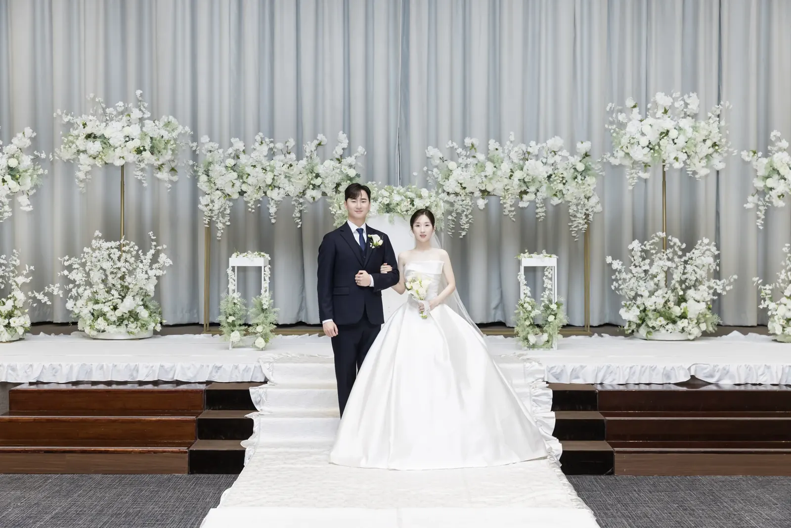 서울 서초구 삼성 서초사옥 웨딩스냅촬영, 꽃장식 단상 앞 신랑신부
